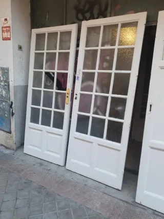 Puertas antiguas de madera con cristales