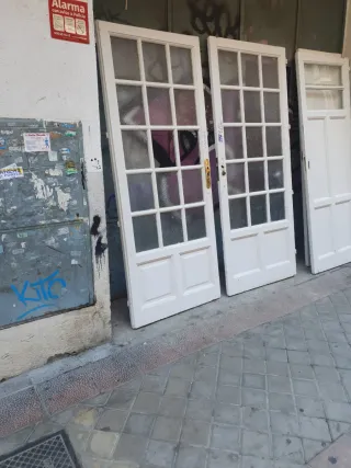Puertas antiguas de madera con cristales