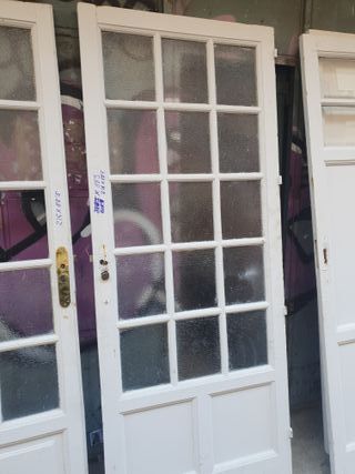 Puertas antiguas de madera con cristales