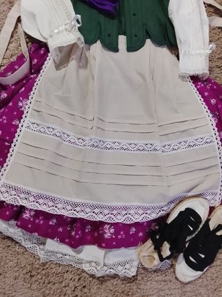 Traje regional verde y morado t.4