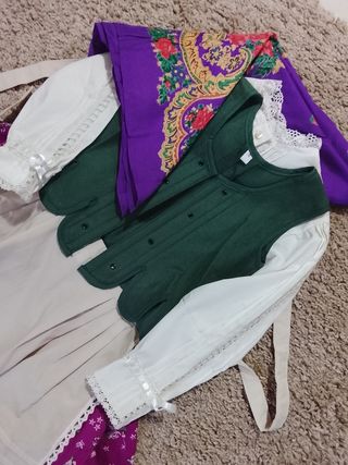 Traje regional verde y morado t.4