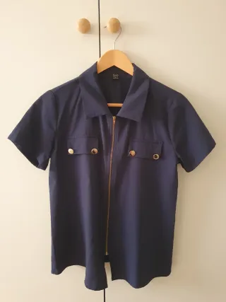 Blusa azul con cremallera dorada