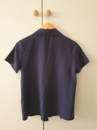 Blusa azul con cremallera dorada
