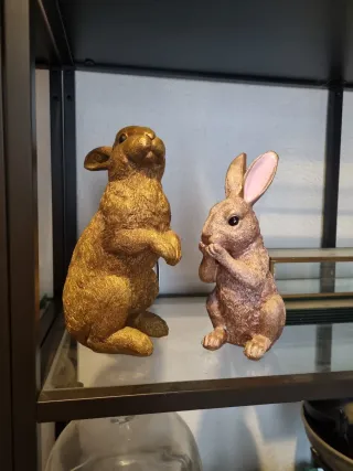 Figuras de Conejos Dorados y Rosas