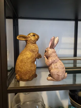 Figuras de Conejos Dorados y Rosas