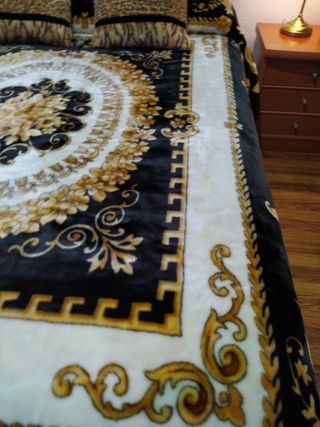 Manta Rasilan Fleece Negra y Dorada