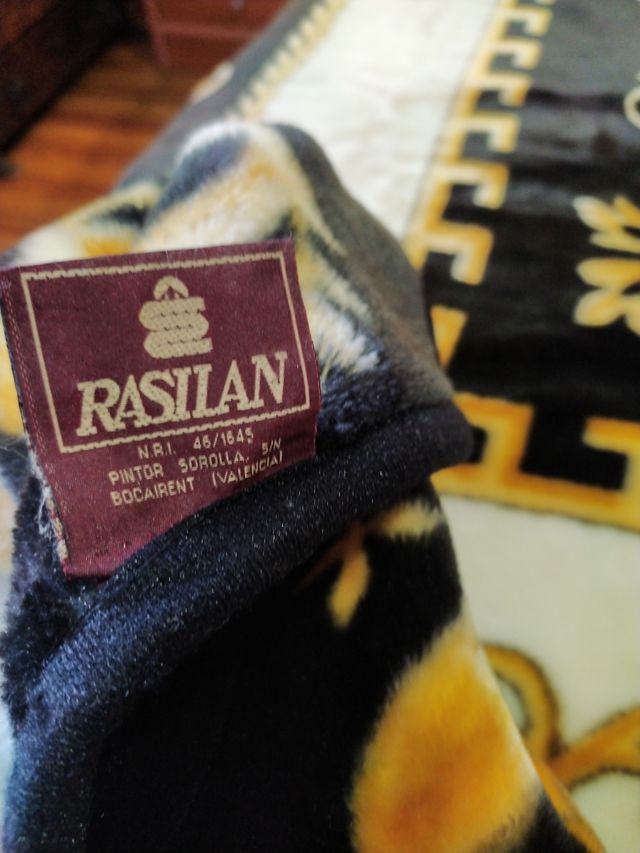 Manta Rasilan Fleece Negra y Dorada