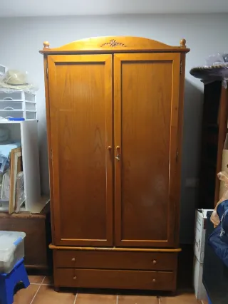 Ropero de madera con cajones