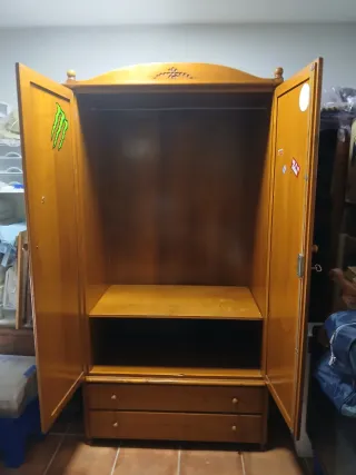 Ropero de madera con cajones