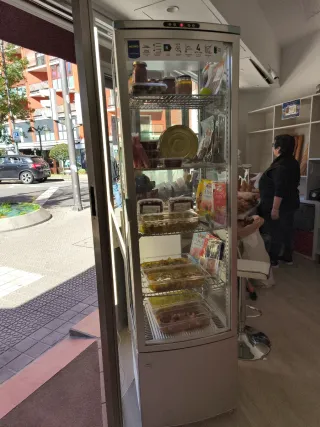 Nevera expositora refrigerada, 2 meses uso