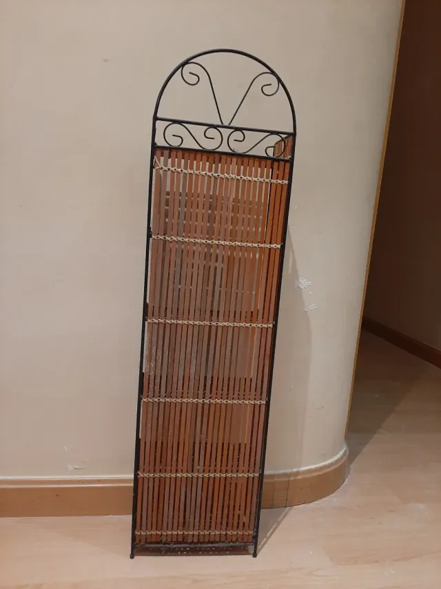 Estantería de hierro y bambú