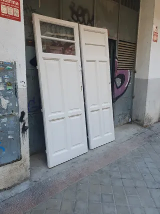 Puertas antiguas de madera blancas