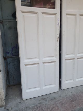 Puertas antiguas de madera blancas