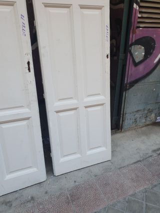 Puertas antiguas de madera blancas