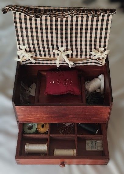 Costurero rústico de madera con accesorios