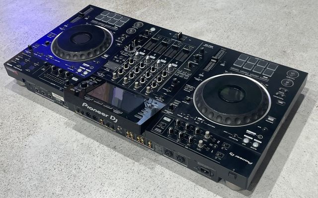 Pioneer DJ XDJ-XZ + Decksaver (012810)