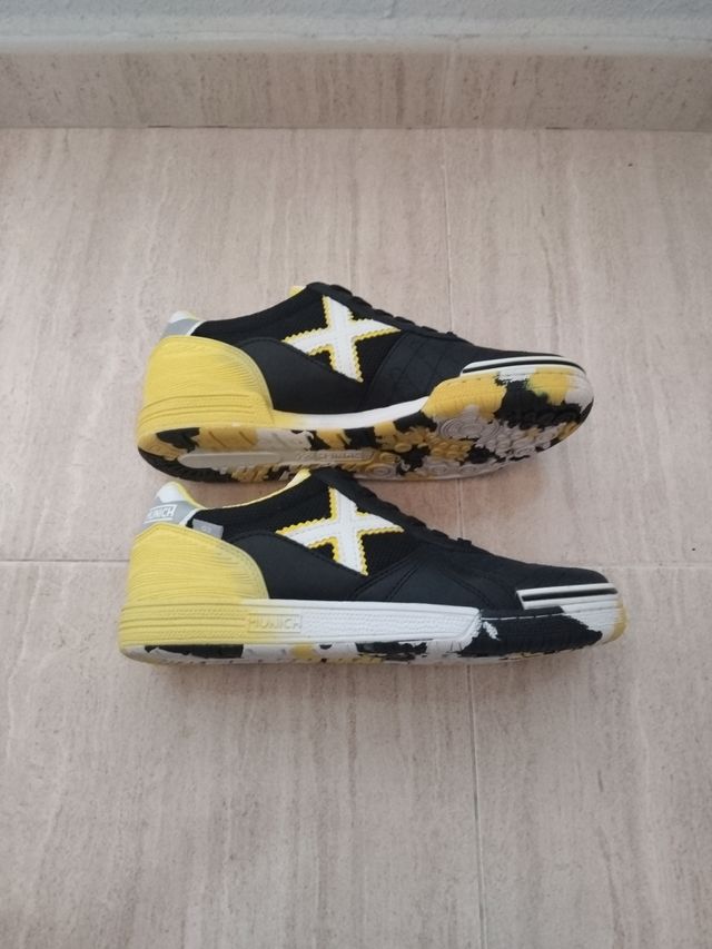 Zapatillas Futsal Munich Negras y Amarillas