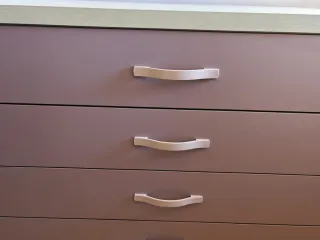 Conjunto dormitorio. Cómoda, Mesita, armario pared