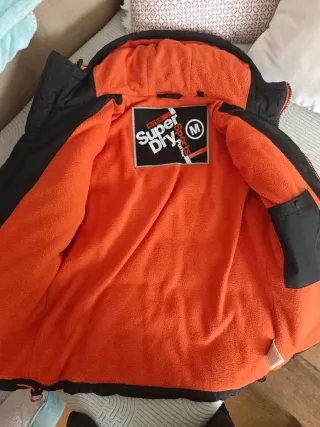 Cazadora plumas Superdry negra y naranja