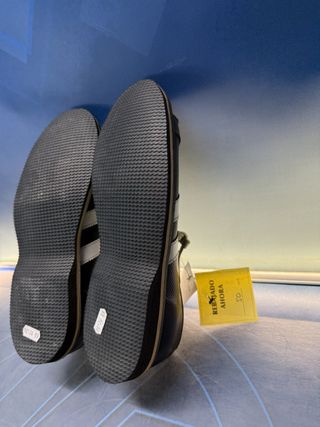 Zapatillas Tredair modelo Desconocido. Negro/Rayas Beige. Talla 44. Dr. Martens