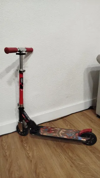 Patinete infantil plegable.
