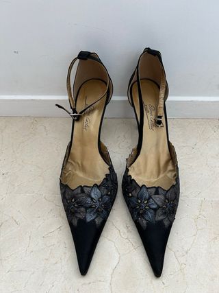 Zapatos Elisa Costas Negros y Dorados