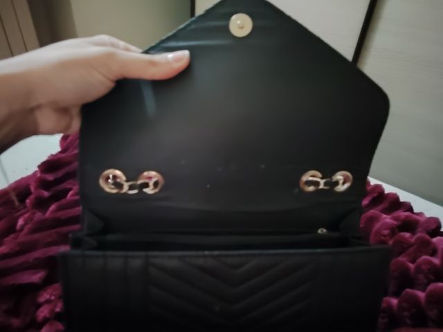 Borsa Yves Saint Laurent nera con dettagli oro