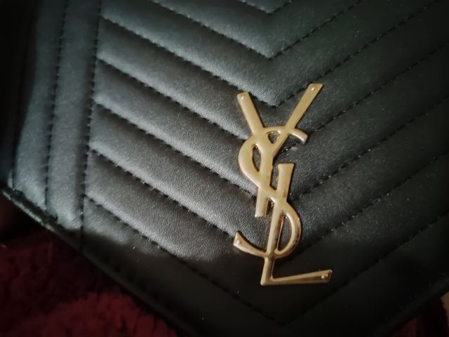 Borsa Yves Saint Laurent nera con dettagli oro