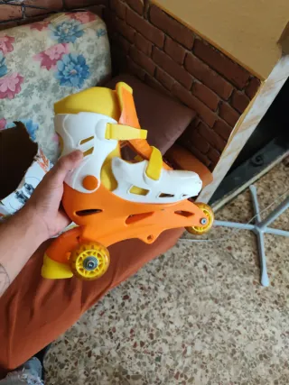 Patines en línea naranjas y blancos