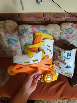 Patines en línea naranjas y blancos