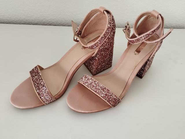 Sandalias rosas con purpurina de Bershka.