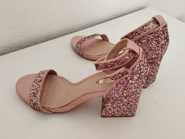 Sandalias rosas con purpurina de Bershka.
