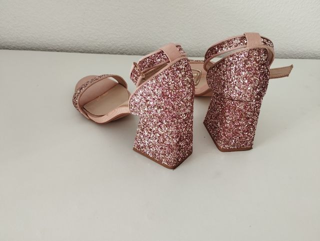 Sandalias rosas con purpurina de Bershka.