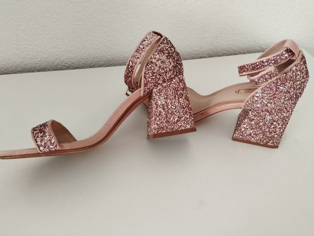 Sandalias rosas con purpurina de Bershka.