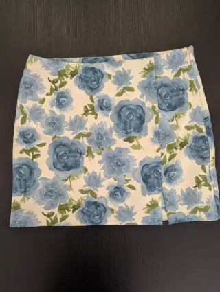 Falda mini floral azul y blanca
