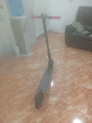 Patinete Eléctrico Negro con Puños Rojos