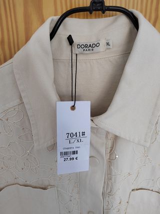 Camisa beige bordada con lentejuelas 