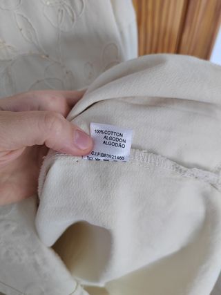 Camisa beige bordada con lentejuelas 