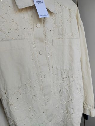 Camisa beige bordada con lentejuelas 