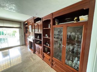 Mueble de roble con vitrina y cajones
