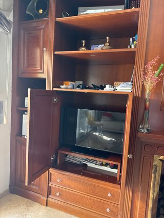 Mueble de roble con vitrina y cajones