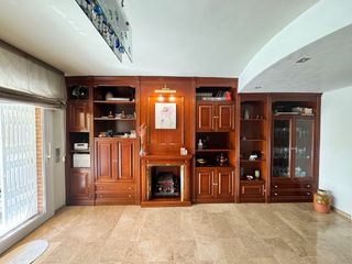 Mueble de roble con vitrina y cajones
