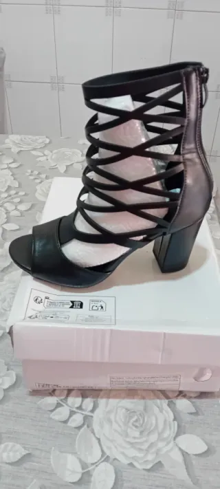 Sandali neri con tacco