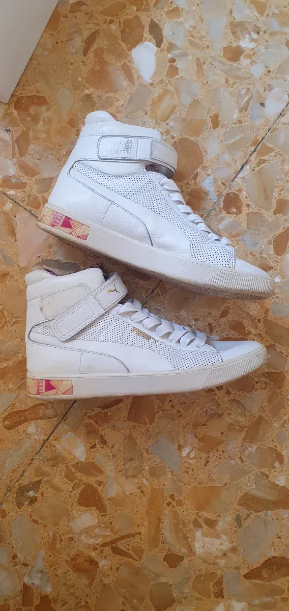 Scarpe Puma alte bianche con dettagli rosa