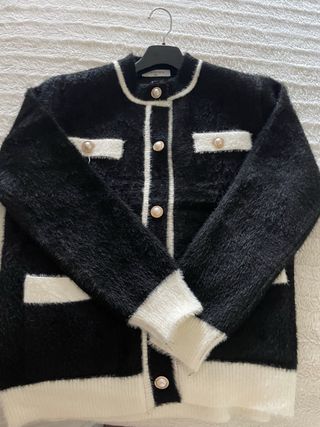 Chaqueta negra con botones perla