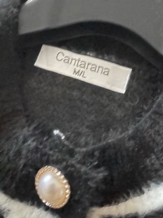Chaqueta negra con botones perla