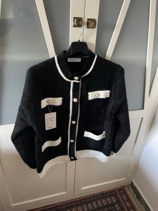 Chaqueta negra con botones perla