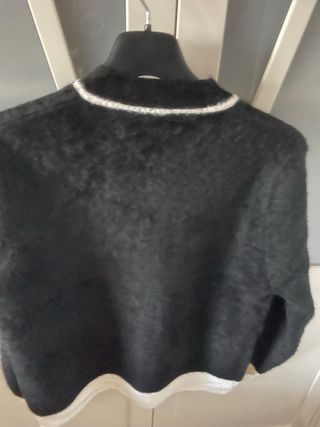 Chaqueta negra con botones perla