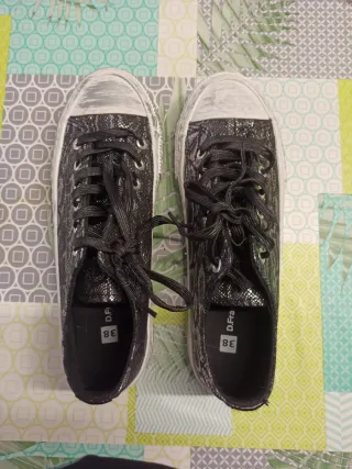 NUEVAS. Bambas negras y plateadas. talla 38