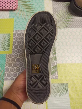 NUEVAS. Bambas negras y plateadas. talla 38